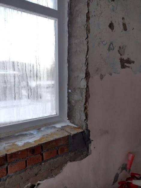 Рисунок стекания внутреннего герметика из-за увеличения влажности